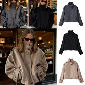 Manteau court en laine pour femmes à col montant, disponible en gris, noir et beige.