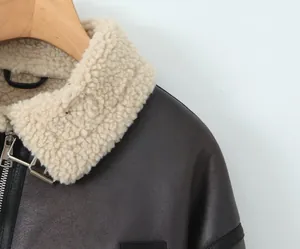 Gros plan du col en peau de mouton sur une veste de motard en cuir marron foncé