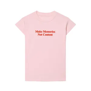Primer plano de una camiseta rosa casual para mujer con el eslogan rojo Make Memories.