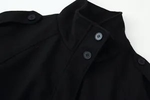 Détail d'un manteau noir en laine à col montant avec pattes d'épaule et boutons