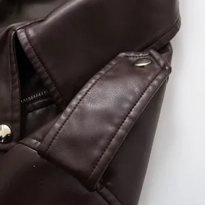 Gros plan sur le détail de l'épaulette d'une veste de motard marron en similicuir.