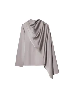 Elegante blusa de satén topo con manga larga y un diseño drapeado asimétrico chic