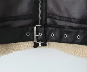 Gros plan détaillé d'une veste de moto en peau retournée noire avec boucle argent