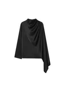 Elegante blusa de satén negro con un sofisticado diseño drapeado asimétrico en la parte frontal