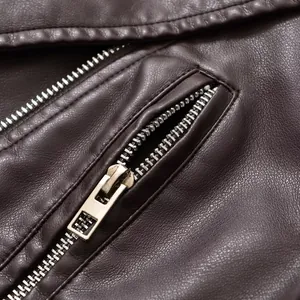 Gros plan détaillé de la fermeture éclair en métal et du grain du cuir d'un blouson de motard