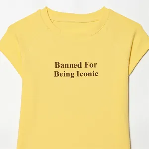 Primer plano de una camiseta amarilla de cuello redondo con Banned For Being Iconic
