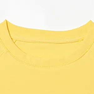 Vista macro detallada del cuello de una camiseta amarilla con costuras profesionales