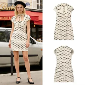 Robe courte vintage à pois avec col découpé à nœud et silhouette ajustée