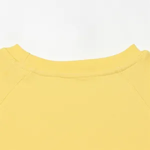 Vista detallada del cuello de una camiseta amarilla con costuras de alta calidad