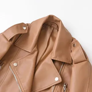 Gros plan d'un blouson moto marron en similicuir avec boutons-pression et col à revers