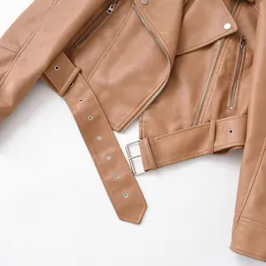 Détail d'une veste de motard en similicuir camel avec ceinture et fermetures éclair