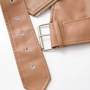 Détail d'une ceinture de veste de moto en similicuir marron avec boucle argentée
