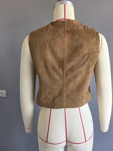 Vue arrière détaillée d'un gilet rétro marron en texture suédine sur un mannequin de couture