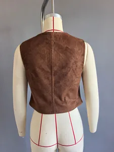 Gilet vintage en daim marron vue arrière sur mannequin pour la mode féminine.