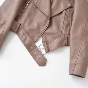 Détail d'une veste de motard en similicuir avec ceinture à boucle et fermetures éclair argent