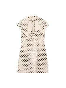 Élégante robe courte blanche à pois noirs avec un col lavallière chic et une découpe sur le devant