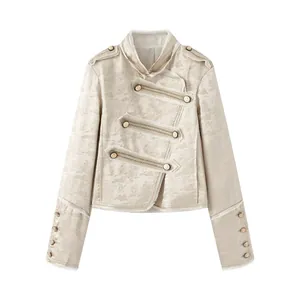 Detail der Vintage-Jacquard-Jacke mit Stehkragen und kunstvollen Zierknöpfen