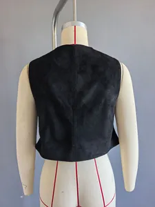 Vue arrière détaillée d'un gilet court noir en suédine pour femme sur un mannequin