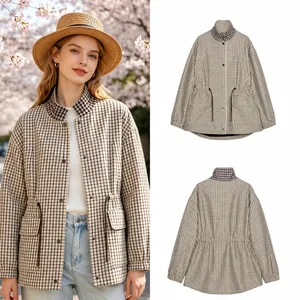 Vue détaillée d'une veste à carreaux vintage avec taille à cordon et col montant élégant
