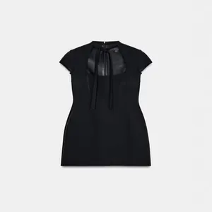 Robe courte noire élégante à manches courtes avec découpe frontale et nœud décoratif