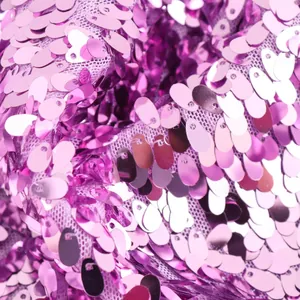 Primer plano de lentejuelas rosa púrpura brillantes sobre tela de malla de calidad