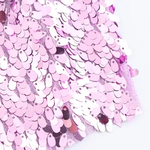 Vista macro detallada que muestra la textura de lentejuelas rosas densas en un vestido
