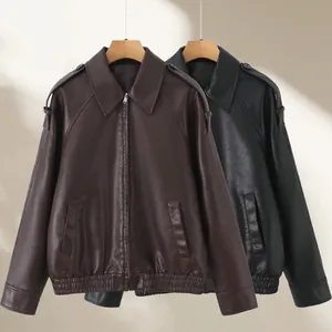 Detailweergave van vintage kunstlederen jassen in bruin en zwart met een omslagkraag