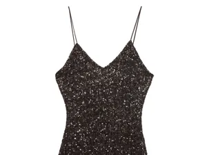 Primer plano de lentejuelas oscuras en un vestido de fiesta sexy con tirantes y talle
