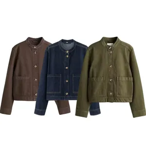 Detailweergave van casual twill jassen met opstaande kraag in bruin, denimblauw en olijf