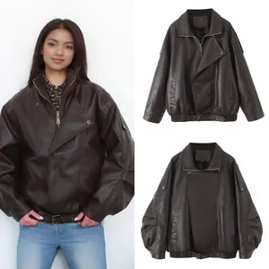Chaqueta de cuero sintético marrón oscuro oversize con doble cuello y acabado vintage envejecido.