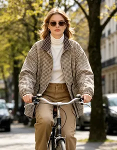 Vue détaillée d'une veste à carreaux vintage avec taille à cordon et col montant.
