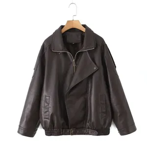 Vista detallada de una chaqueta de cuero sintético marrón oscuro con doble cuello