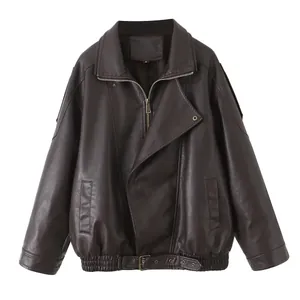 Vista frontal de una chaqueta de cuero sintético marrón oscuro con cuello doble y cremallera