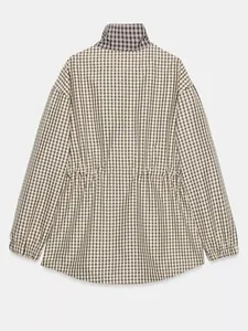 Vue arrière détaillée d'une veste à carreaux vintage avec cordon de serrage et col montant