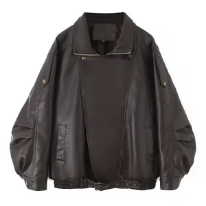 Vista frontal de una chaqueta oversize de cuero sintético marrón oscuro vintage con doble cuello