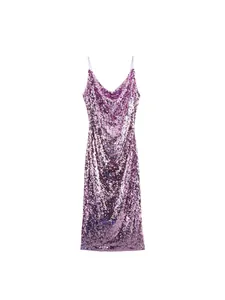 Elegante vestido ajustado de lentejuelas moradas con escote de capucha para eventos de noche.
