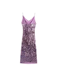 Elegante vestido lencero de lentejuelas moradas con corte ajustado y sexy cuello desbocado.