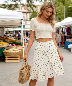 Schicker weißer Midirock mit Polka Dots und femininen Rüschen in einer Straßenszene