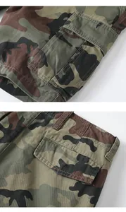 Dettaglio ravvicinato delle tasche sui pantaloncini cargo in cotone mimetico uomo