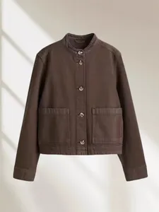 Bruin twill spijkerjasje voor dames met een chique opstaande kraag en opzetzakken.