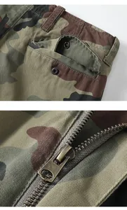 Dettaglio di pantaloni cargo mimetici in cotone vintage con cerniera e tasca a scatto