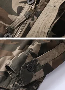 Detail der Camouflage-Retro-Jacke mit Metallreißverschluss, Knöpfen und robustem Stoff.