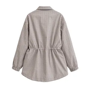 Vue arrière d'une veste à carreaux rétro avec cordon de serrage et ourlet arrondi