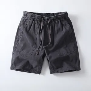 Klassische anthrazitfarbene Baumwollshorts für Herren mit Kordelzug und Taschen.