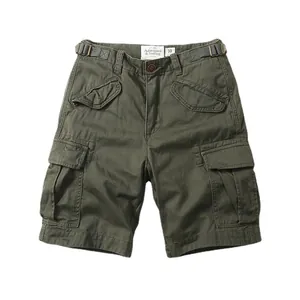 Short cargo vintage en coton vert armée pour hommes avec poches multiples et taille ajustable.