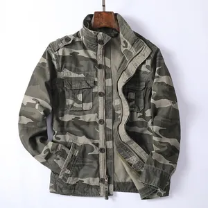 Klassische amerikanische Herrenjacke im Tarnmuster Grün mit Stehkragen und Reißverschluss
