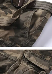 Detailansicht der Camouflage-Cargohose für Herren mit Taschen und Gürtelstruktur