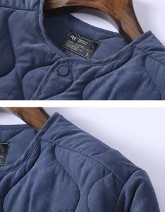 Vista detallada del cuello redondo y la textura acolchada de una chaqueta forro M65 azul marino