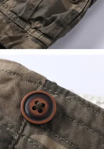 Nahaufnahme des strapazierfähigen Camouflage-Stoffs und Knopfdetails an Cargo-Shorts