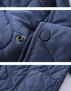 Detalle macro de un forro de chaqueta M65 acolchado azul marino con botones